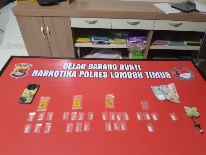 Foto Gelar BB & Tersangka Narkotika Asal Sikur Yang Ditangkap oleh Satresnarkorba Polres Lotim, Kamis (16/7/2026) (IPTU Lalu Rusmaladi)